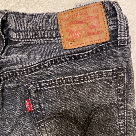 Black / acid wash Levi shorts. Size 26. - Picture 3 of 3